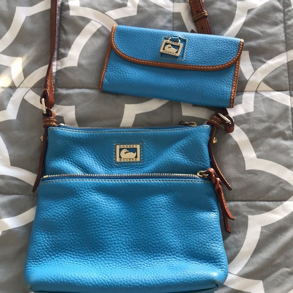 Dooney & Bourke Cross over with matching wallet - Picture 1 of 6